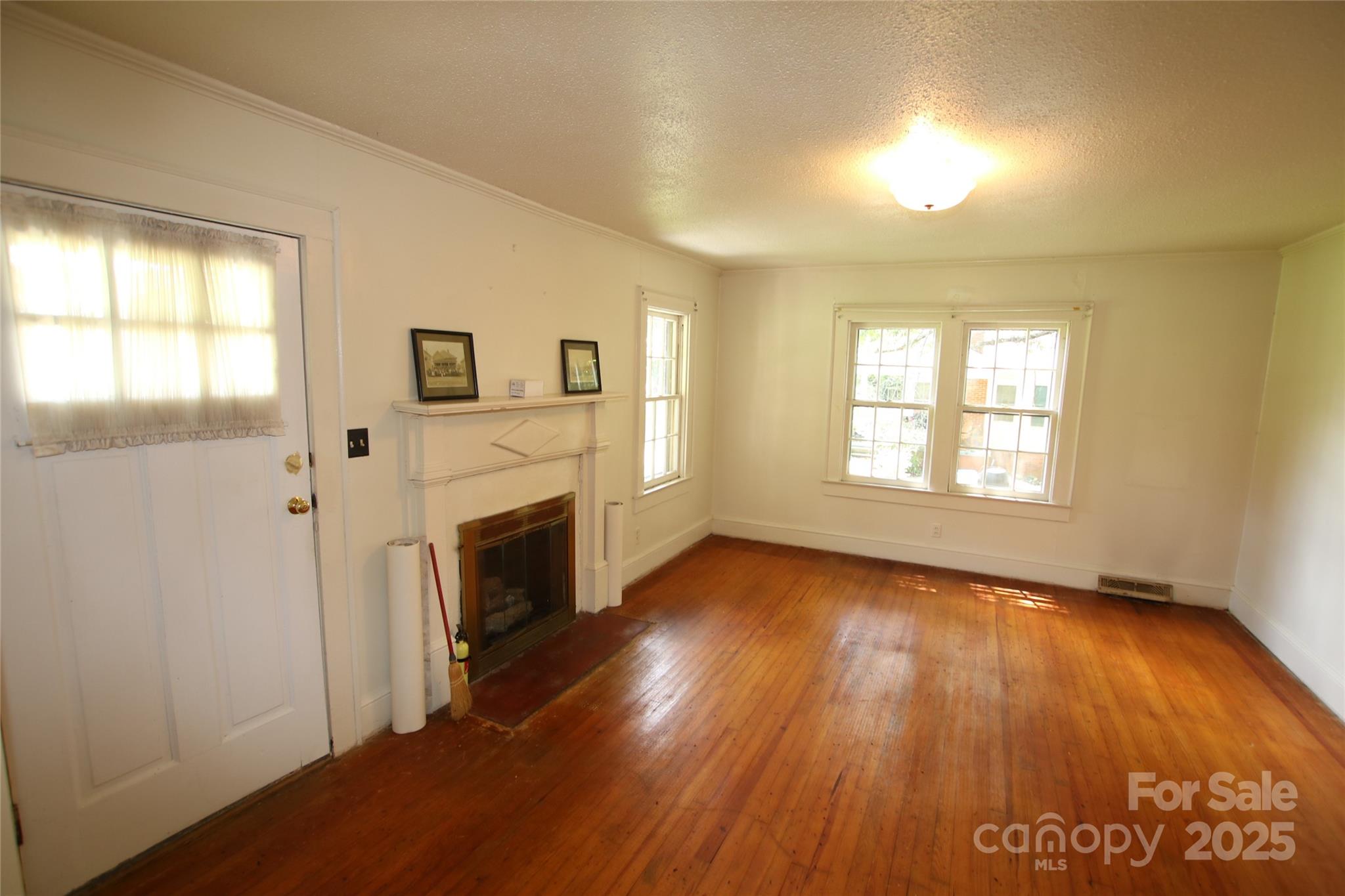 1541 Kings Road
