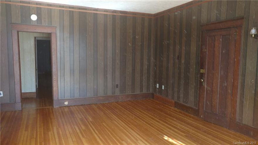 Remodeled 2nd Floor Apartment in Desirable North Asheville! Convenient to Downtown Asheville and UNCA, Within walking distance to a variety of popular restaurants and stores. Available to move in immediately. Walk-in closet, brand new floors and features.