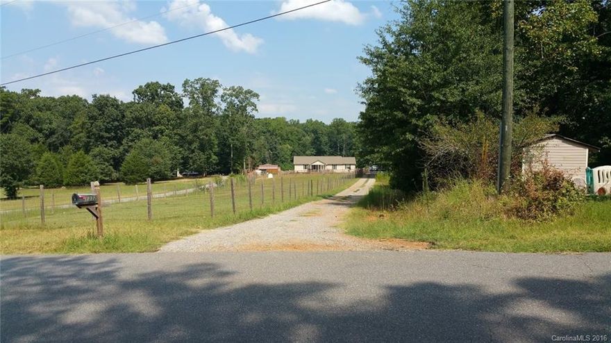 Ranch in the county, but from minutes of the city. Agriculture, livestock and horses allowed. Tile on bathrooms, kitchen and dining area. All bedrooms with walking closets. Shed open Pole 32x48 (1,536 SqFt) and fences for livestock.