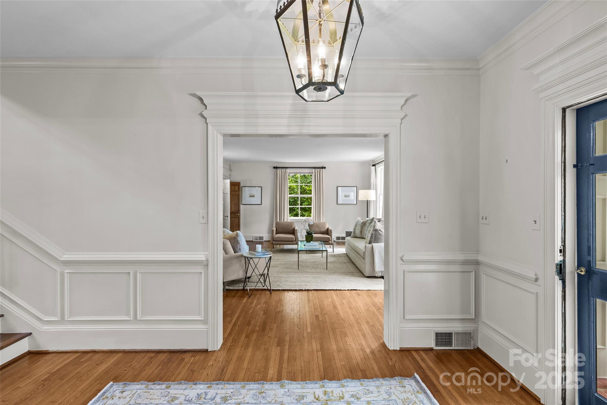 1579 Queens Road W