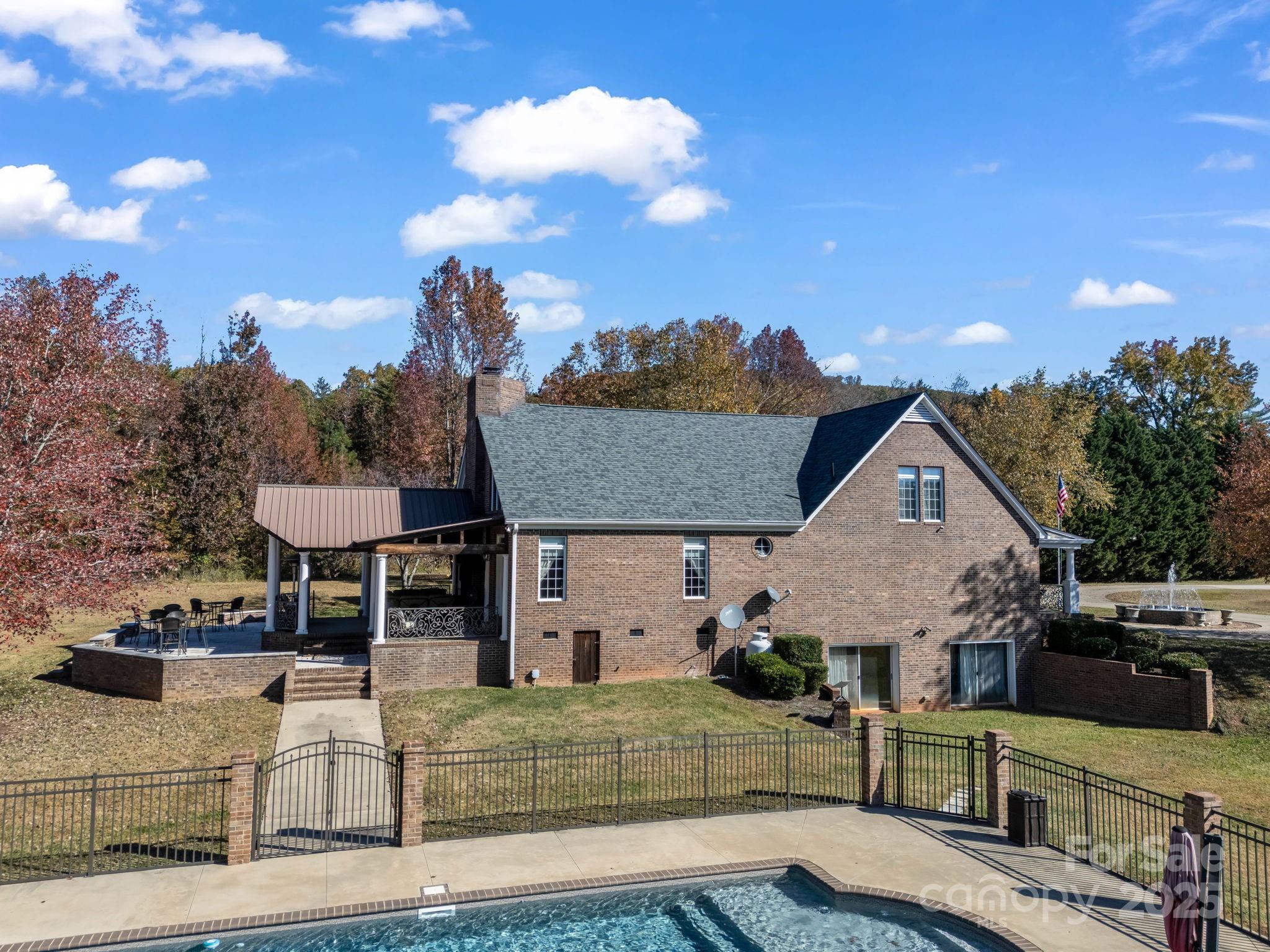 1102 S Mountain Road