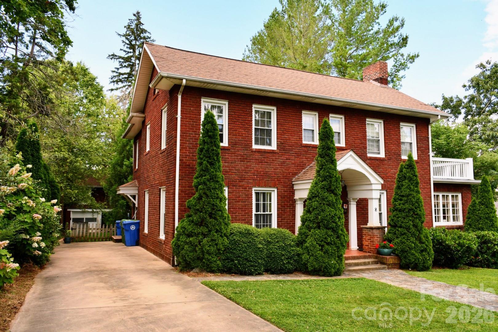 8 Colonial Place