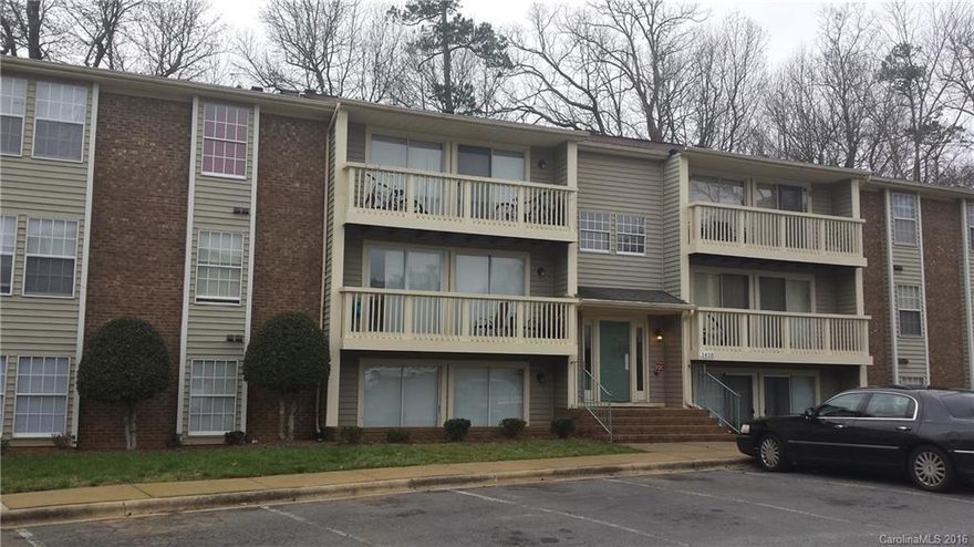 Walk to UNCC. 3 bed/ 2 bath. Spacious and open 3 bedroom. 3 parking spaces, perfect for 3-roommates.
