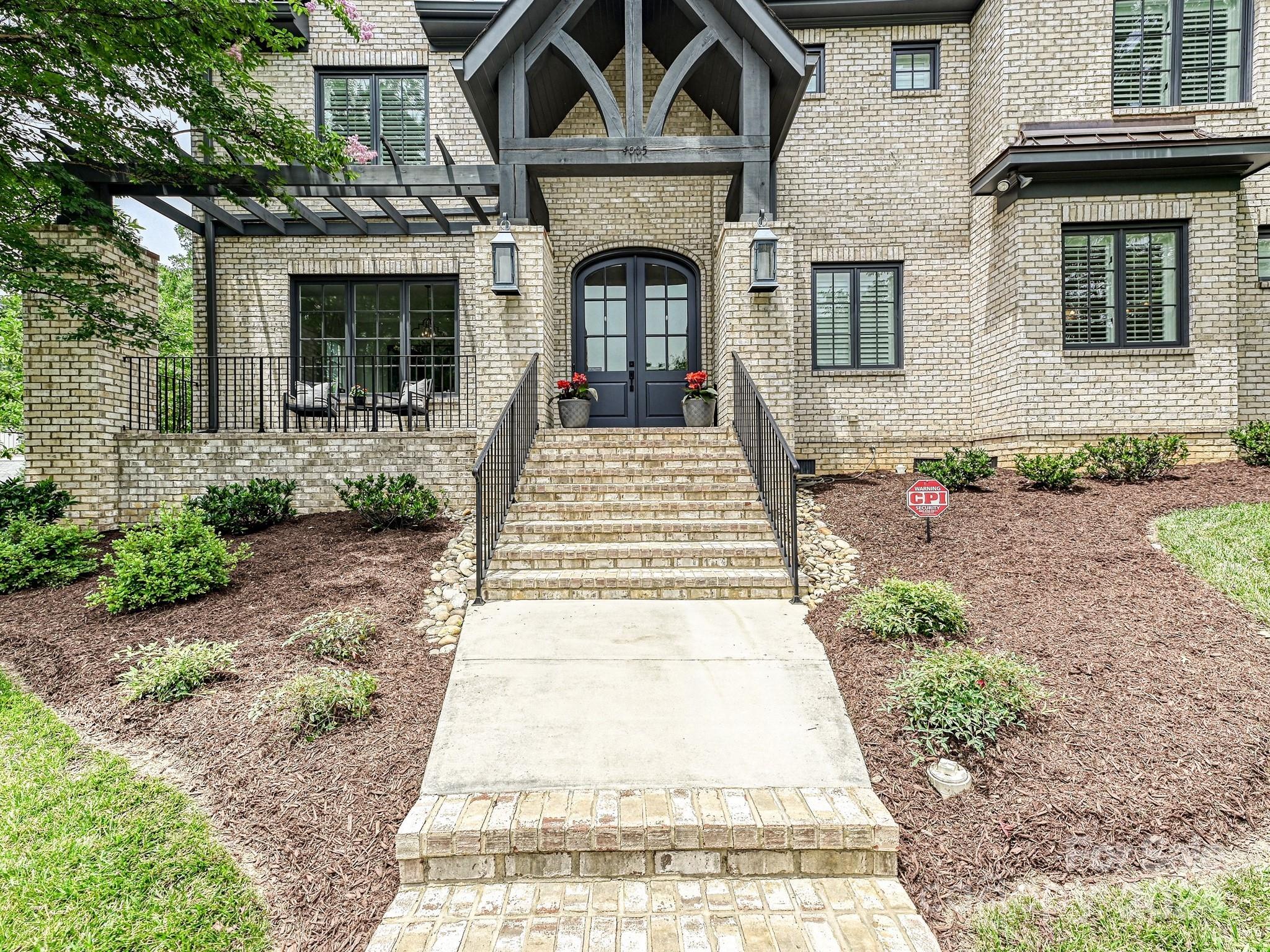 Mia Manor - Residential