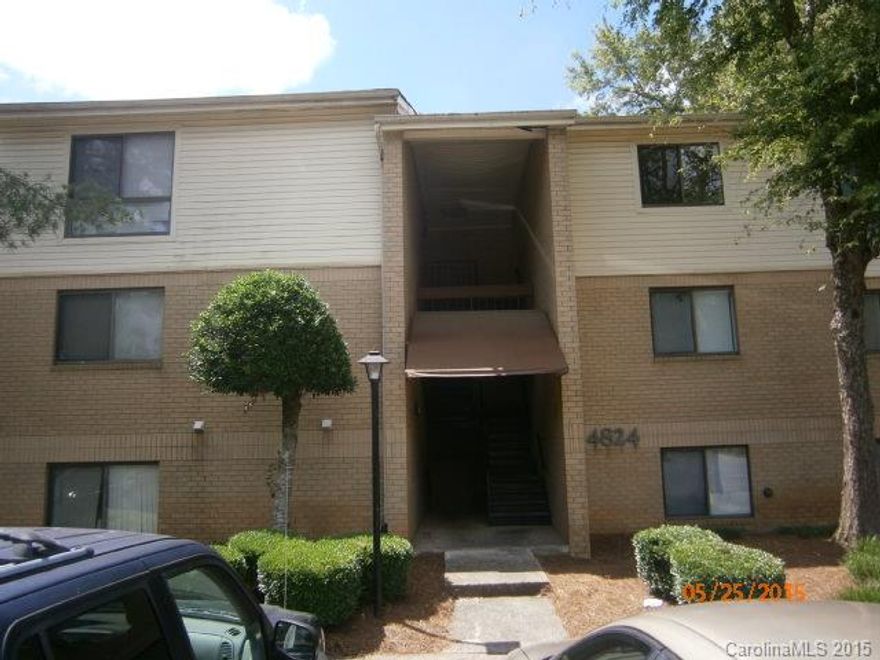 First floor condo in great condition.  Waterfront unit.  This condo shows very well.  Designer bath with huge garden tub.  Spacious rooms.  Walk out to the pond!!!  Private patio by the water.  Convenient location to uptown, shopping and interstates.