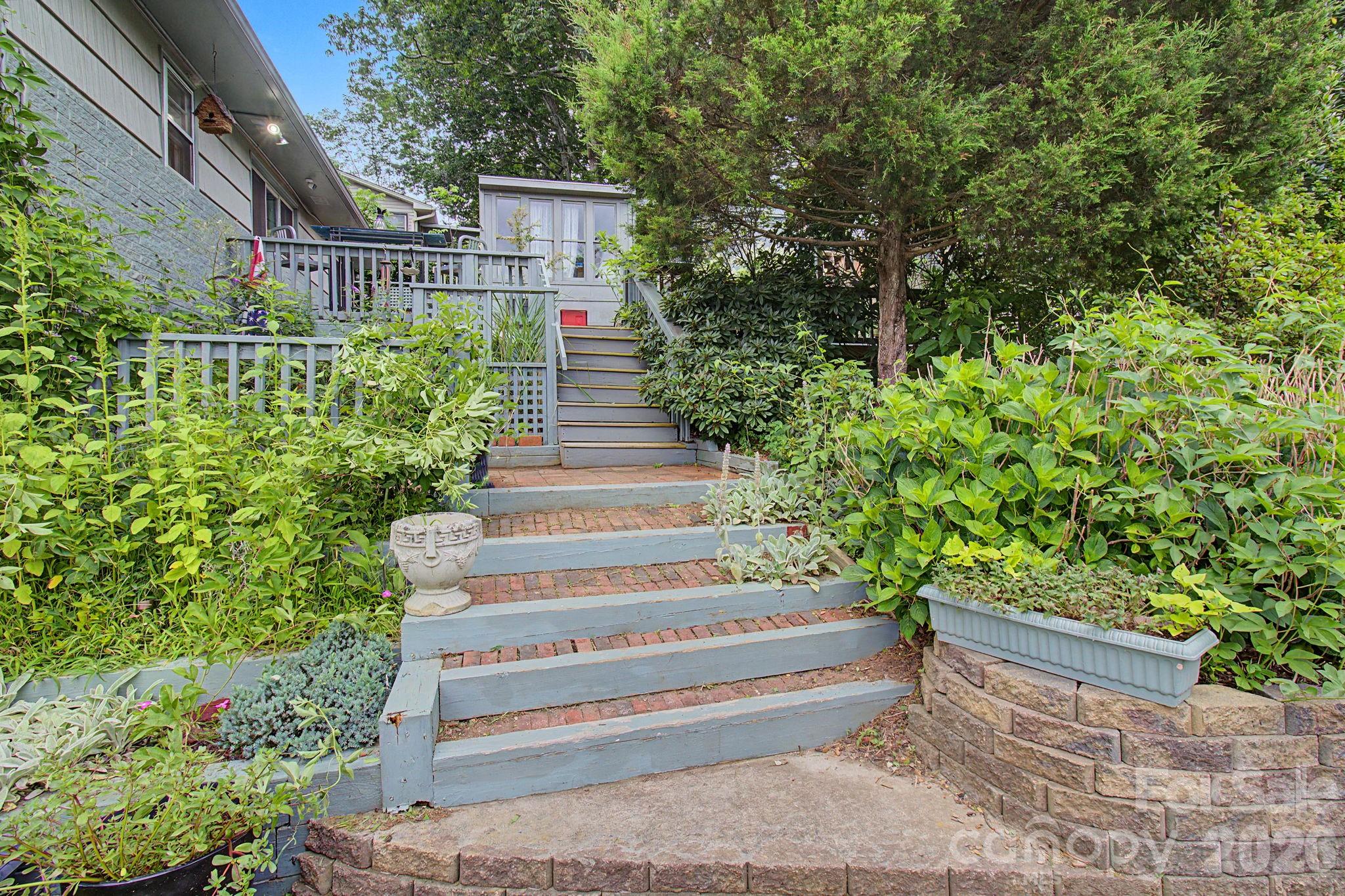 25 Wentworth Avenue