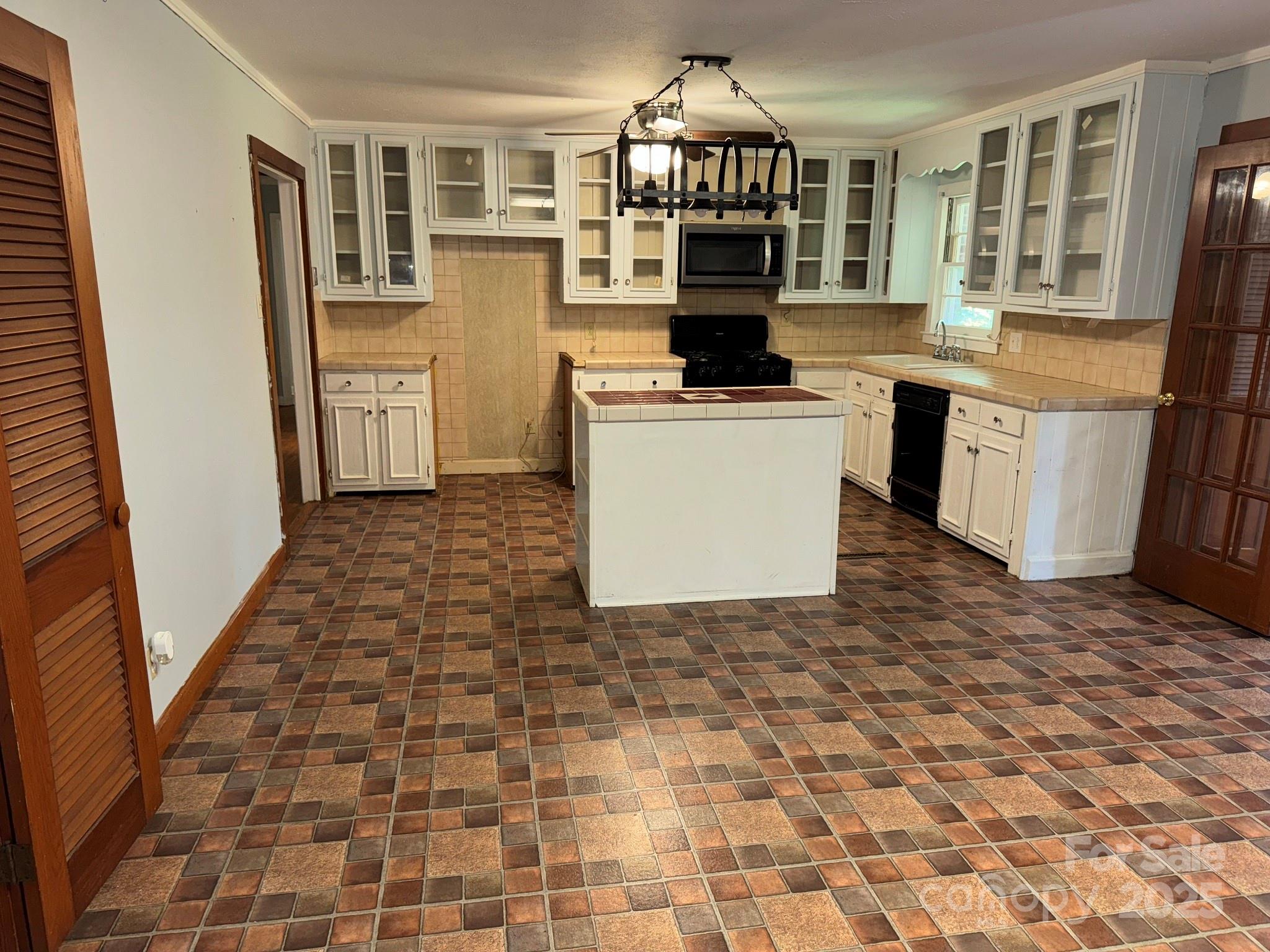 802 Roberdel Road
