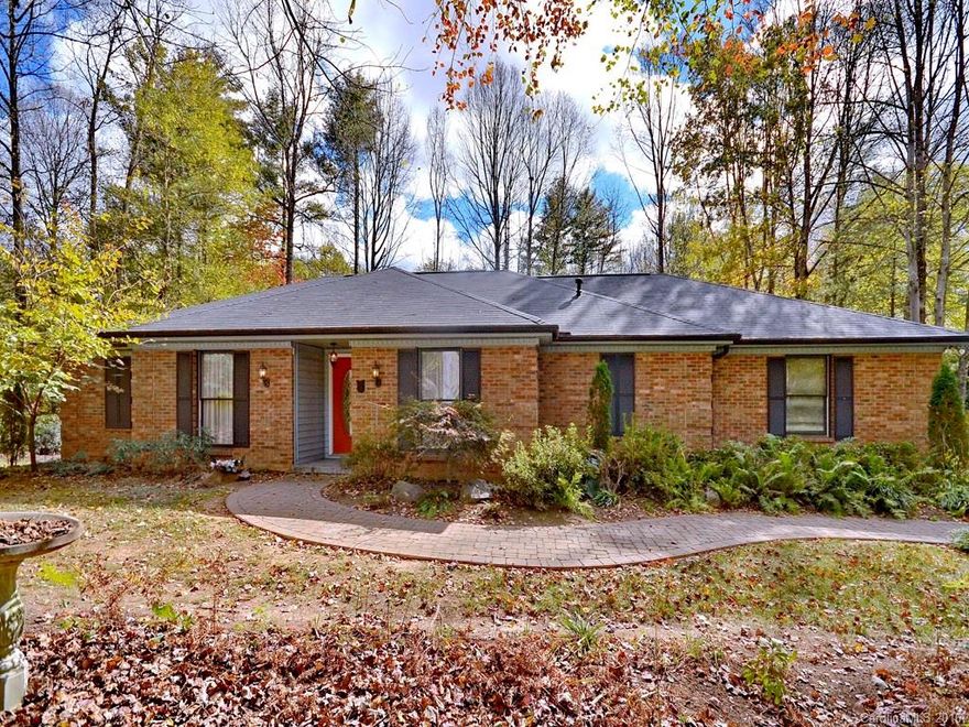 Enjoy one level living in this beautiful home in Sweetwater Hills! It features a split bedroom floor plan plus study. The inviting living room w/ fireplace has access door to the wonderful sunrooom that overlooks the gardens & woodlands beyond, a spacious kitchen w/ granite countertops & breakfast nook, master suite w/ walk-in tile shower & soaking tub, eng. wood flooring, hard to find private level rolling lot and more!