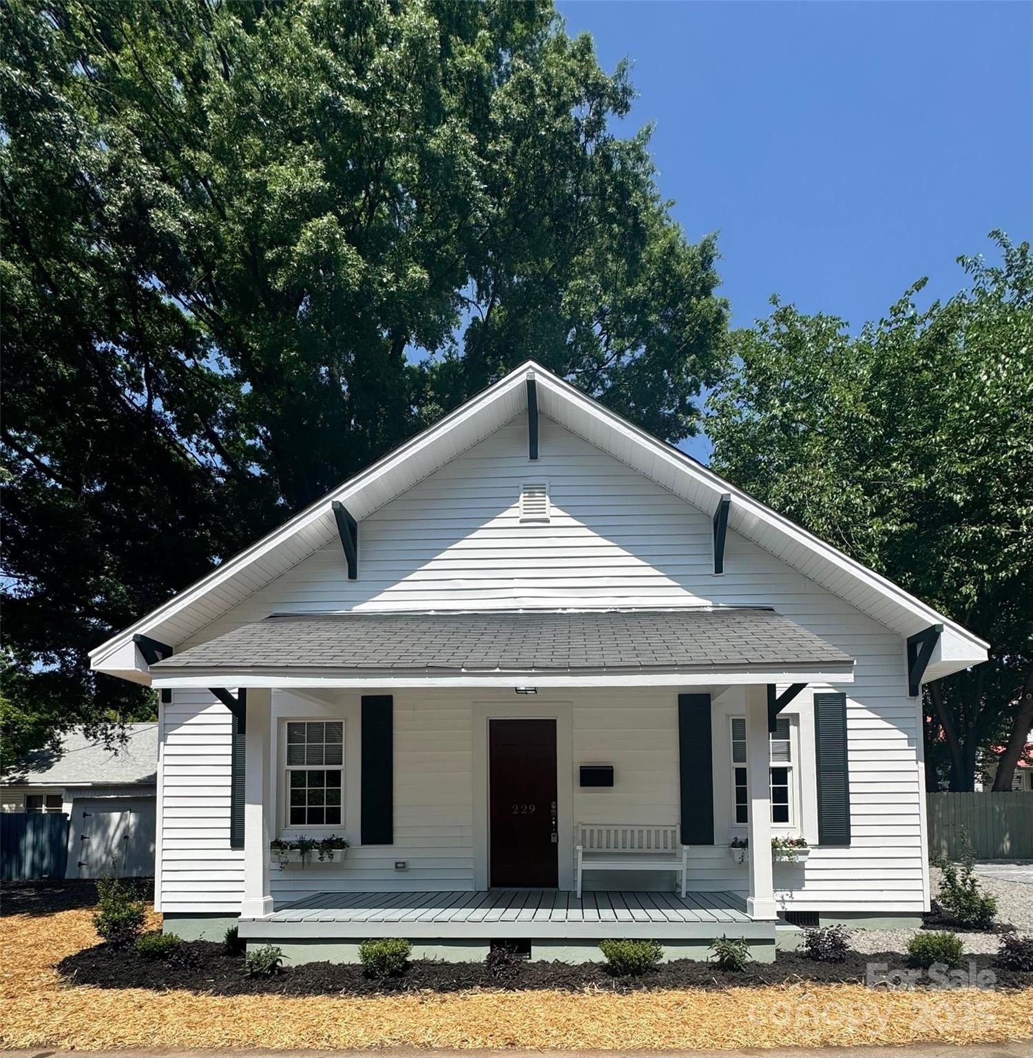 229 W Gray Avenue