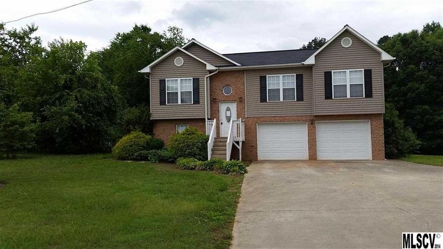 Located near town but away from the hustle and bustle of traffic. This attractive split foyer has 3 bedrooms, 2 baths and a full basement.Perfect for first time home buyer or growing family!