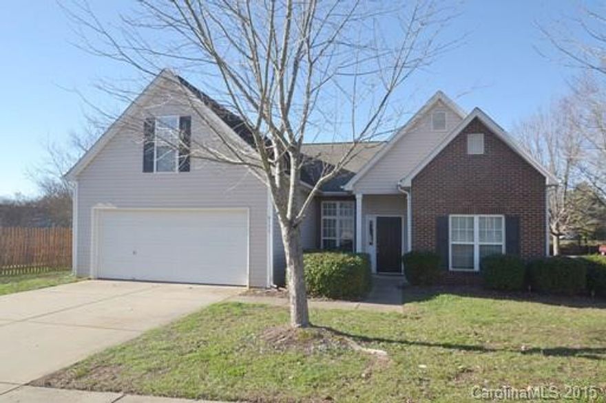 AVAILABLE 1.17.16. 3 bed 2 bath home. 1 1/2 story w/ 2 car garage and open floor plan. Recently painted thru out with new carpet in all rooms. Separate formal dining area, Living room with gas log fireplace. Eat-in kitchen/bar setup with lots of cabinets. Master bedroom with combination garden tub, separate shower, double sink. The location is convenient to 485 and Providence Road and close to desirable retail, restaurants, healthcare, schools and parks. Walking access to Francis Beatty Park