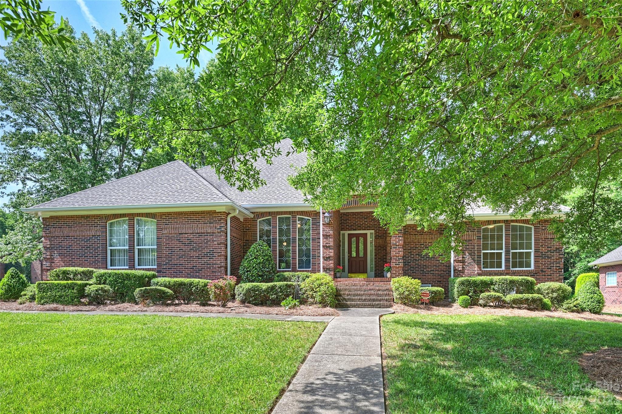 Photo 1 of 34 — 1332 Guildcrest Drive, Charlotte, NC 28213