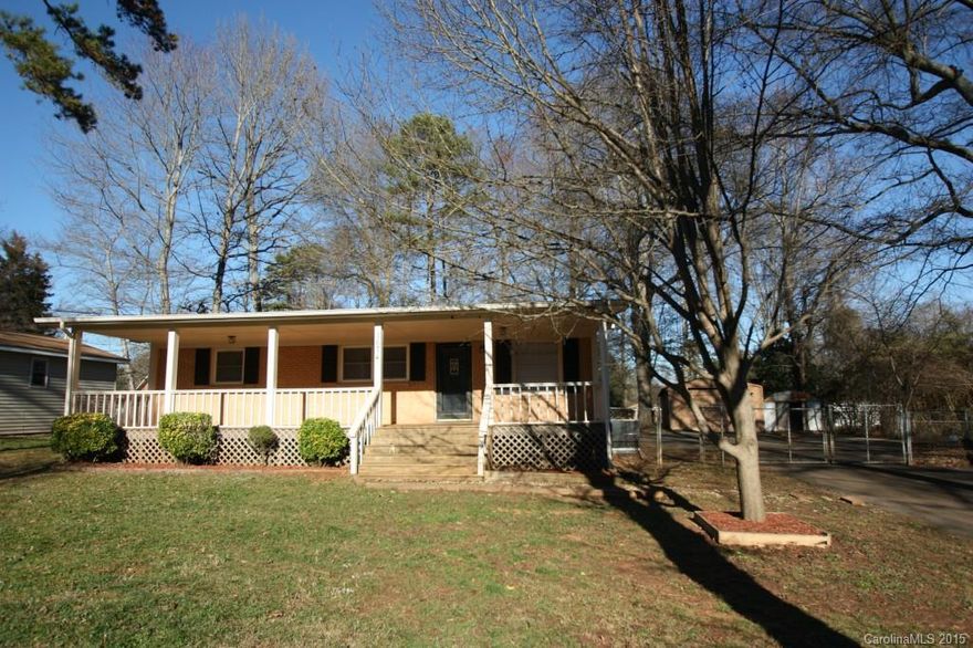 Cozy 3bed/2bath home in Lakewood. New appliances stove, refrigerator). New carpet and new paint throughout. Gas furnace. House has a well (water pump for free water) - no water bill.
*No Section 8*.