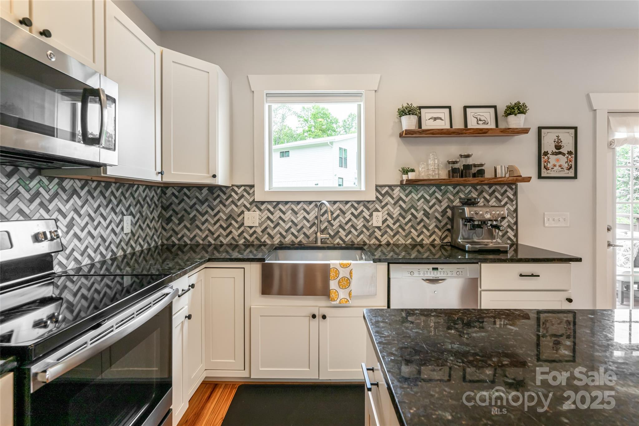 102 E Skyland Circle