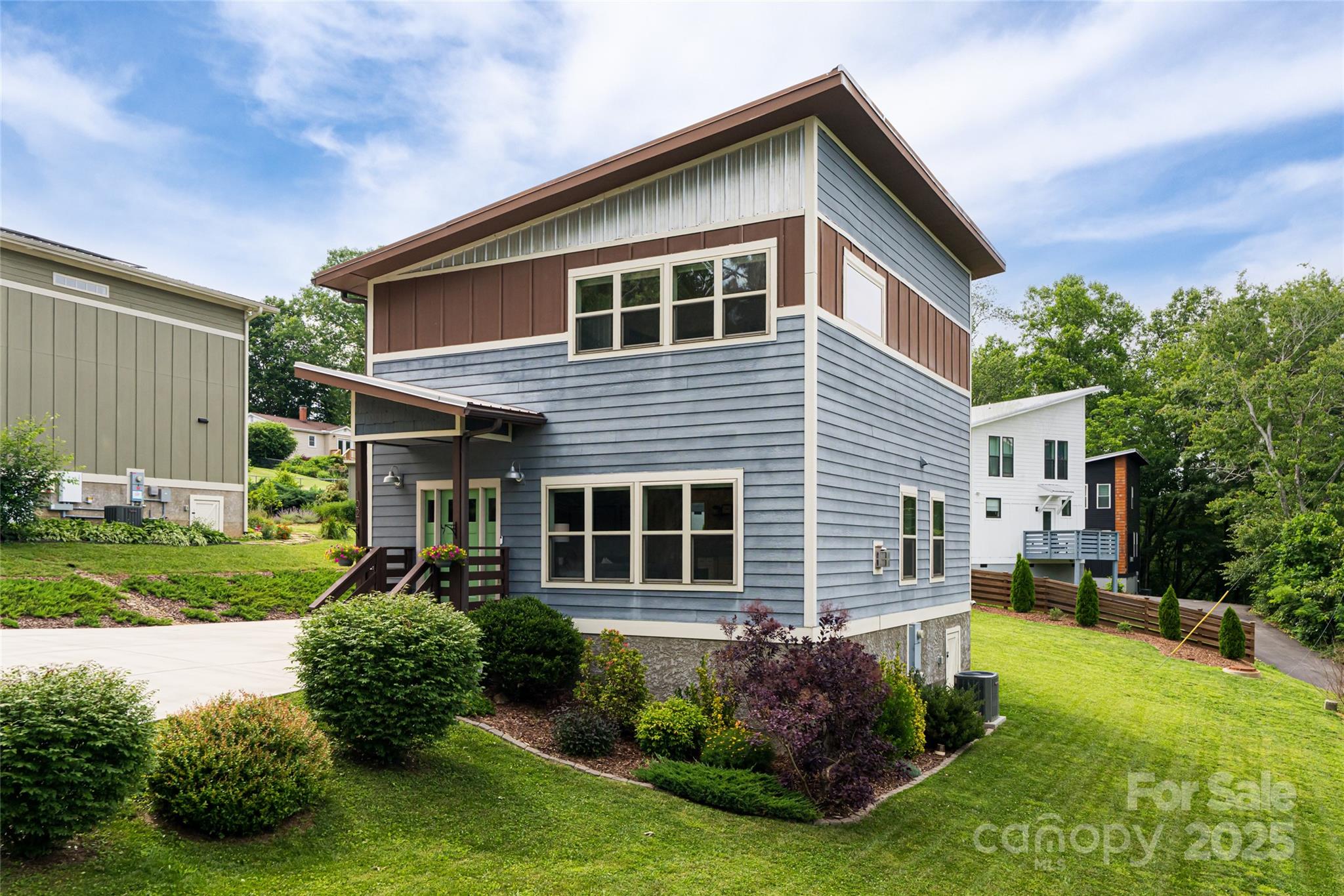 102 E Skyland Circle