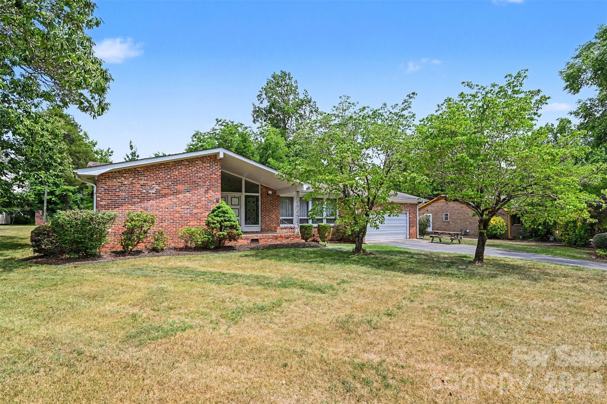 207 Sills Drive