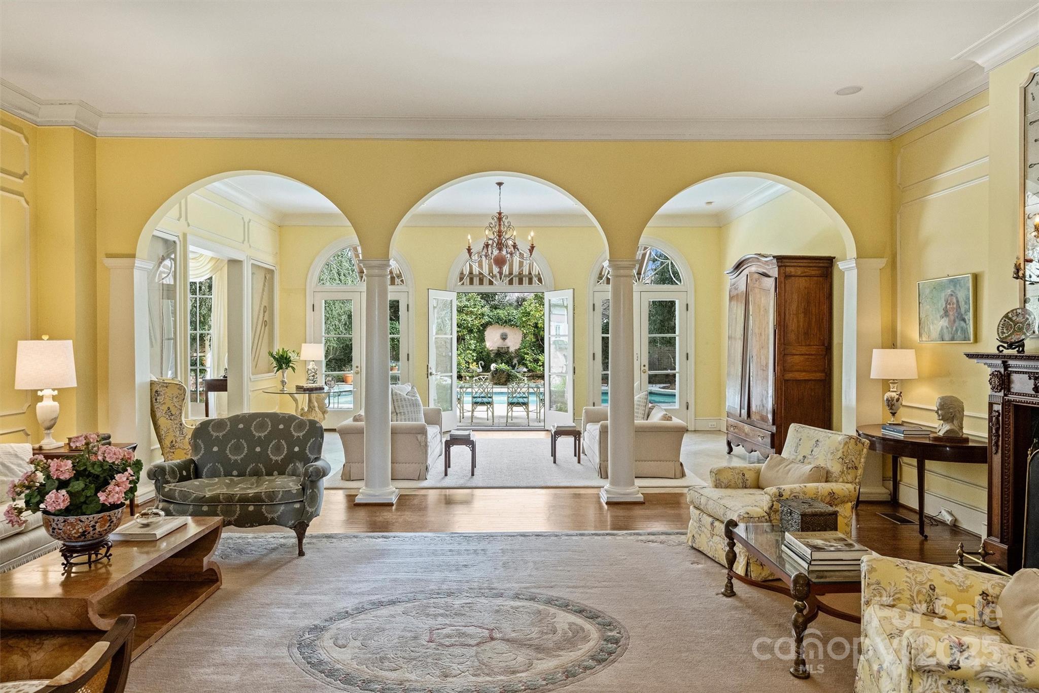 318 S Canterbury Road