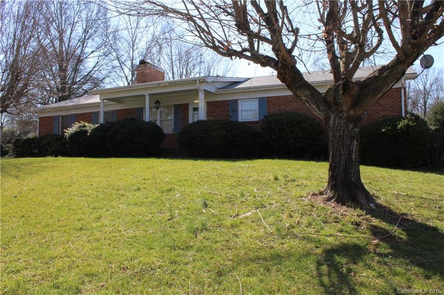Adorable Home in Established Neighborhood !! Well Built Full Brick Ranch !! So much to ADMIRE and say about this Lovely Home ! Easy Access to the Mall ~~ !! In Excellent Condition !!!