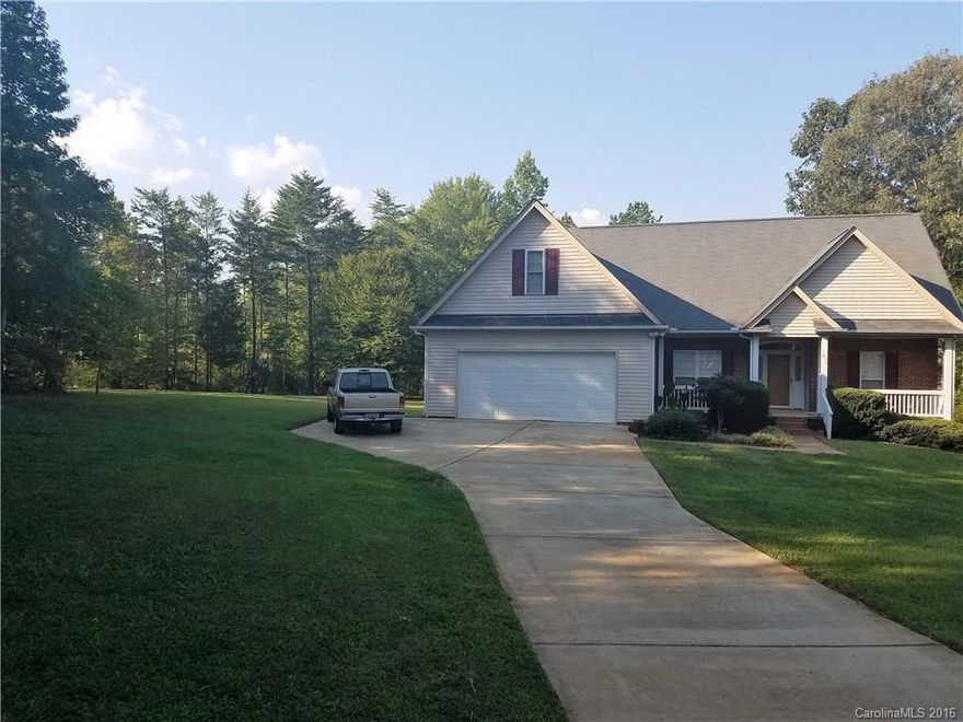 Enjoy 7 acres with a cozy 4 Bedroom home plus a bonus room. wonderful master bedroom with huge walk-in closet. Close to Sun City and other developing subdivisions. This home an the acreage around would be an excellent place to live and expand.