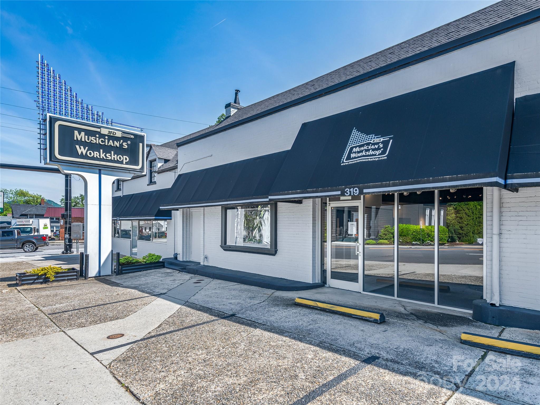 Main image without alt text