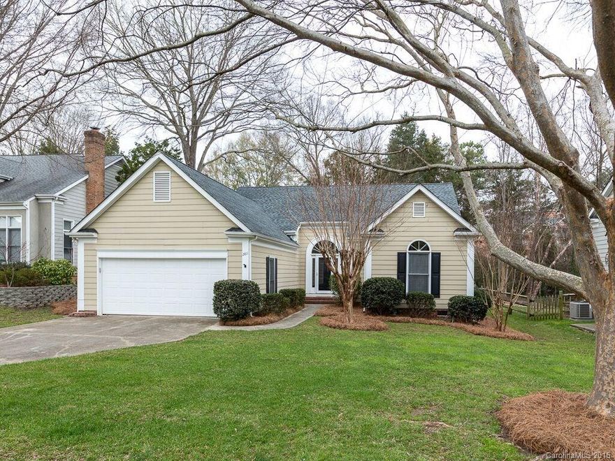 Fantastic Ranch home in the sought after Cameron Wood neighborhood!! Open floor plan. Quiet Cul-de-sac lot. Minutes from Southpark Shopping and Restaurants. Enjoy the large flat lot from the screened in porch!