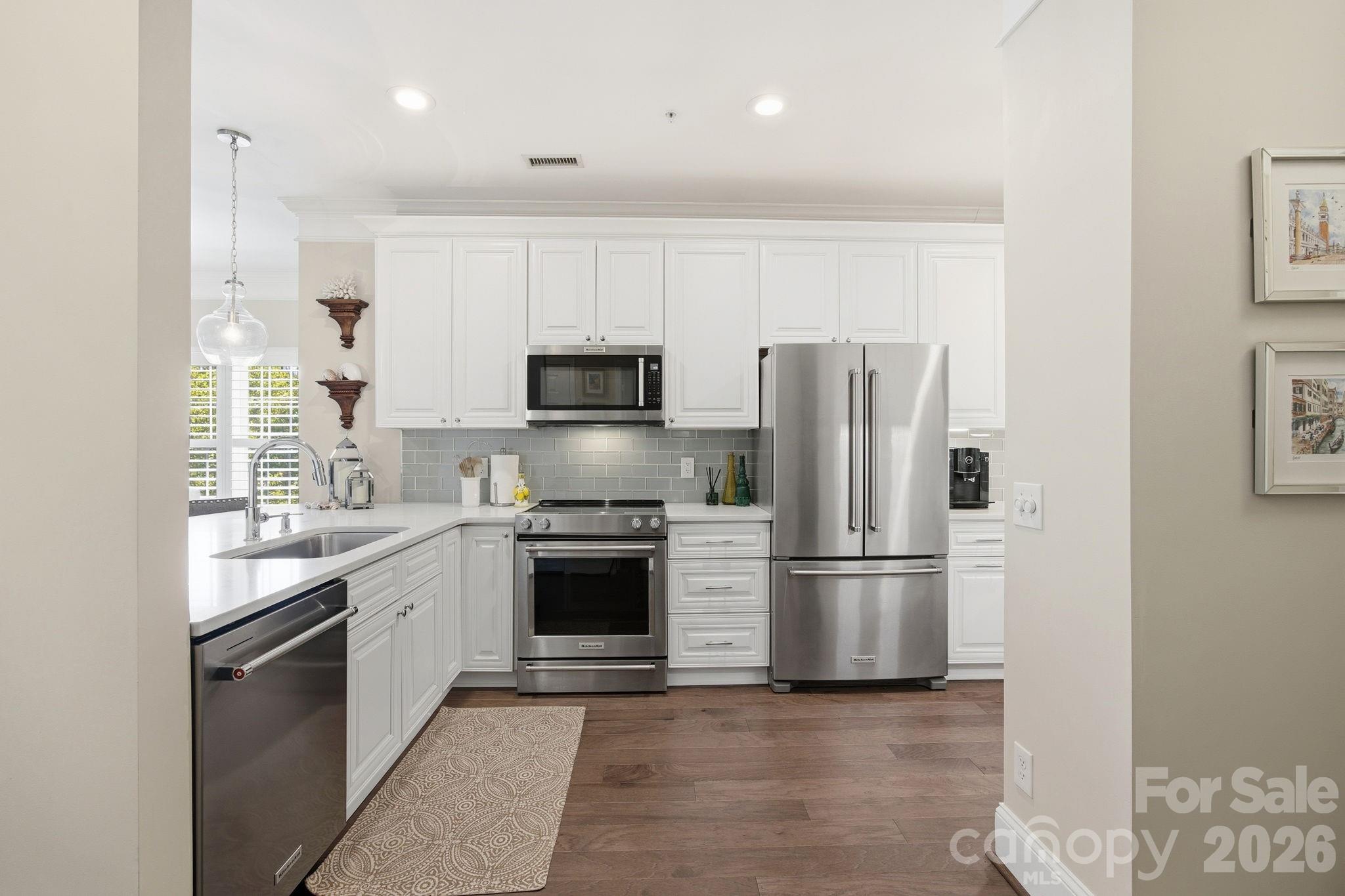 8942 Rosalyn Glen Road