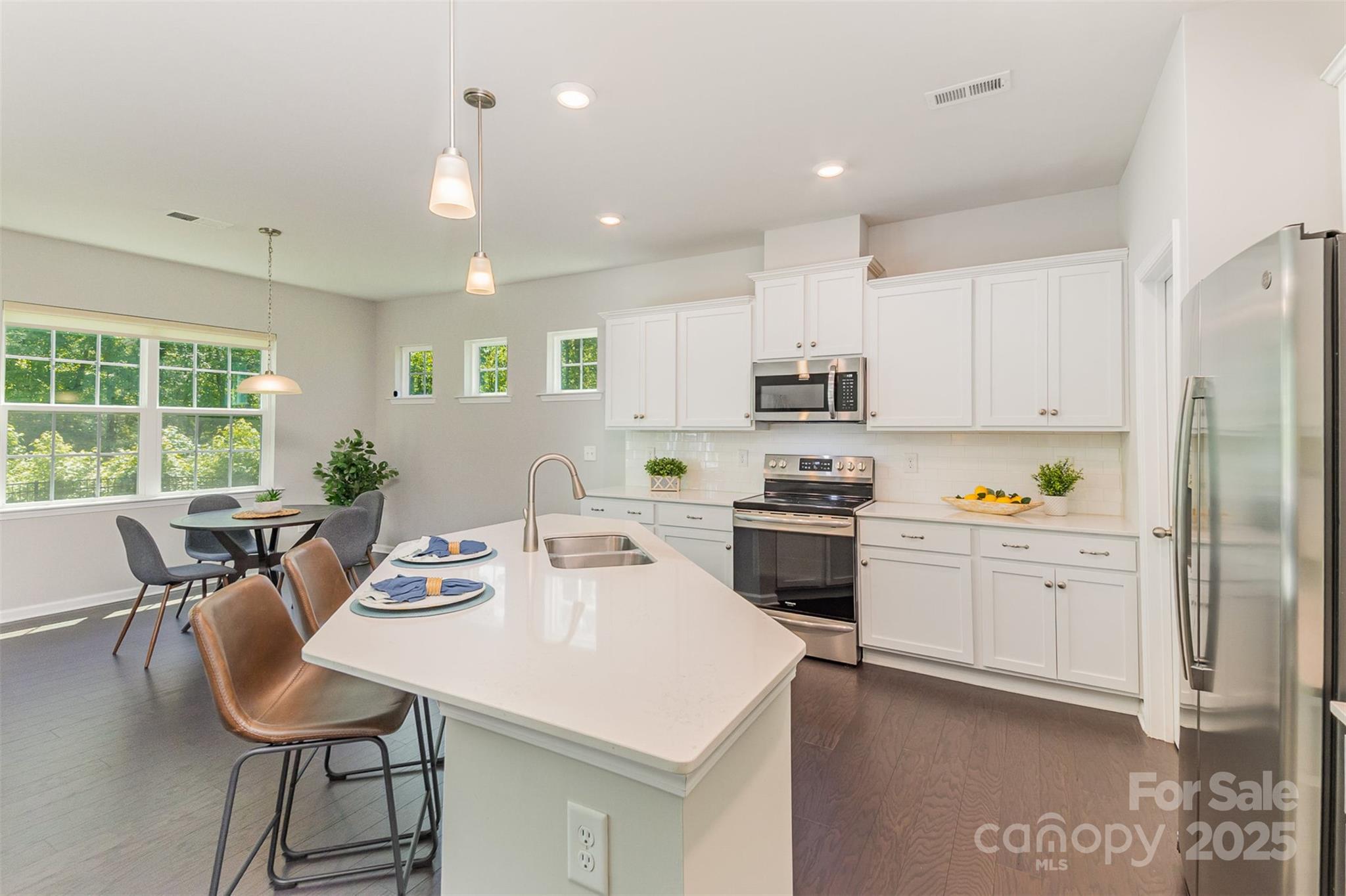 Fort Mill, South Carolina 29715, United States, 5 Bedrooms Bedrooms, ,4 BathroomsBathrooms,Residential,Under Contract,118951