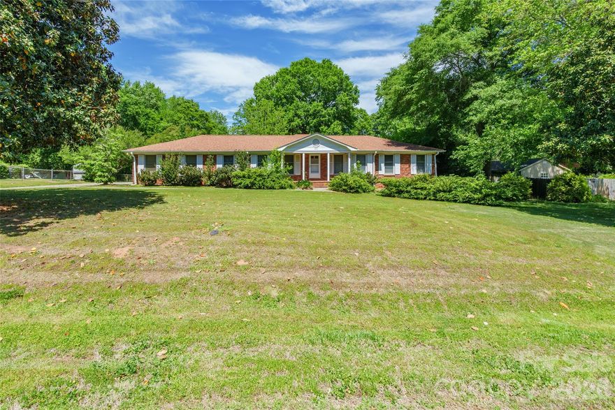 Spacious 4-bedroom, 2-bath home offering incredible potential in a prime Rock Hill location! This large property is a true fixer-upper, perfect for investors or buyers looking to customize and create their dream home. Inside, you’ll find generous living space with plenty of room to reimagine and make your own. Situated on a large yard, there’s ample outdoor space for entertaining, gardening, or expansion. A double garage adds convenience and additional storage. Don’t miss this fantastic opportunity in an amazing location with endless possibilities!
