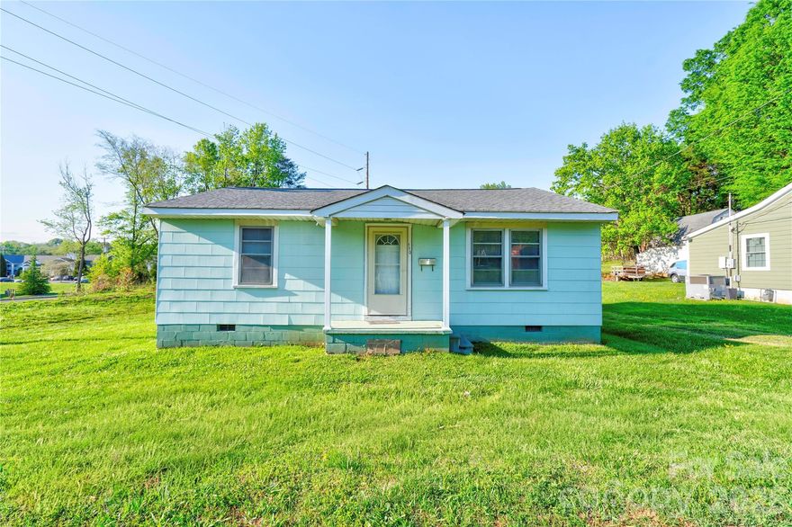 Welcome to 110 Owens Street in Kings Mountain.  This is a two bedroom home and has had some recent updating.
Roof in 2022 and new bath except for tub and kitchen counters in 2025.  Seller say Gas  Pack was installed in 2011.
So many ways to add and dress up the charm of this home.  
.