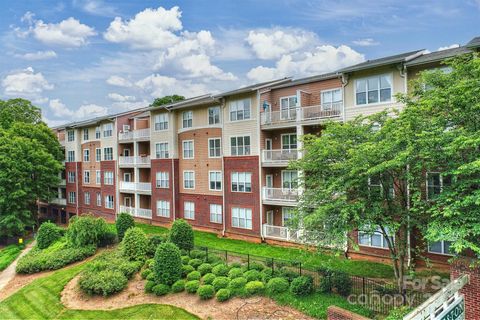 Condominium in Charlotte NC 1000 Woodlawn Road.jpg