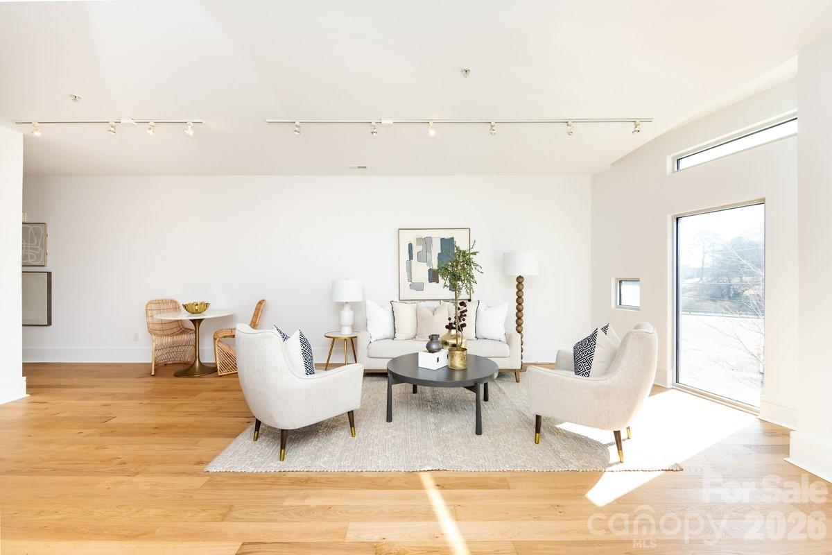 1600 Fulton Avenue 204