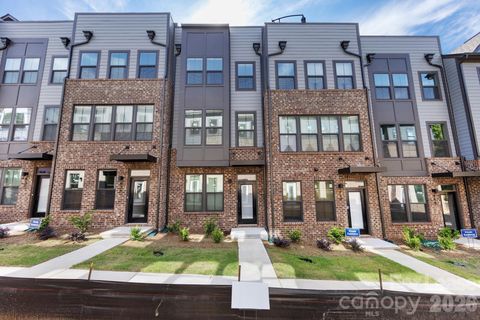 Photo of 440 Spearfield Lane, Charlotte, NC 28205 (MLS # 4334987)