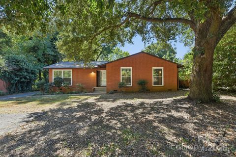 Photo of 900 E Woodlawn Road, Charlotte, NC 28209 (MLS # 4310357)