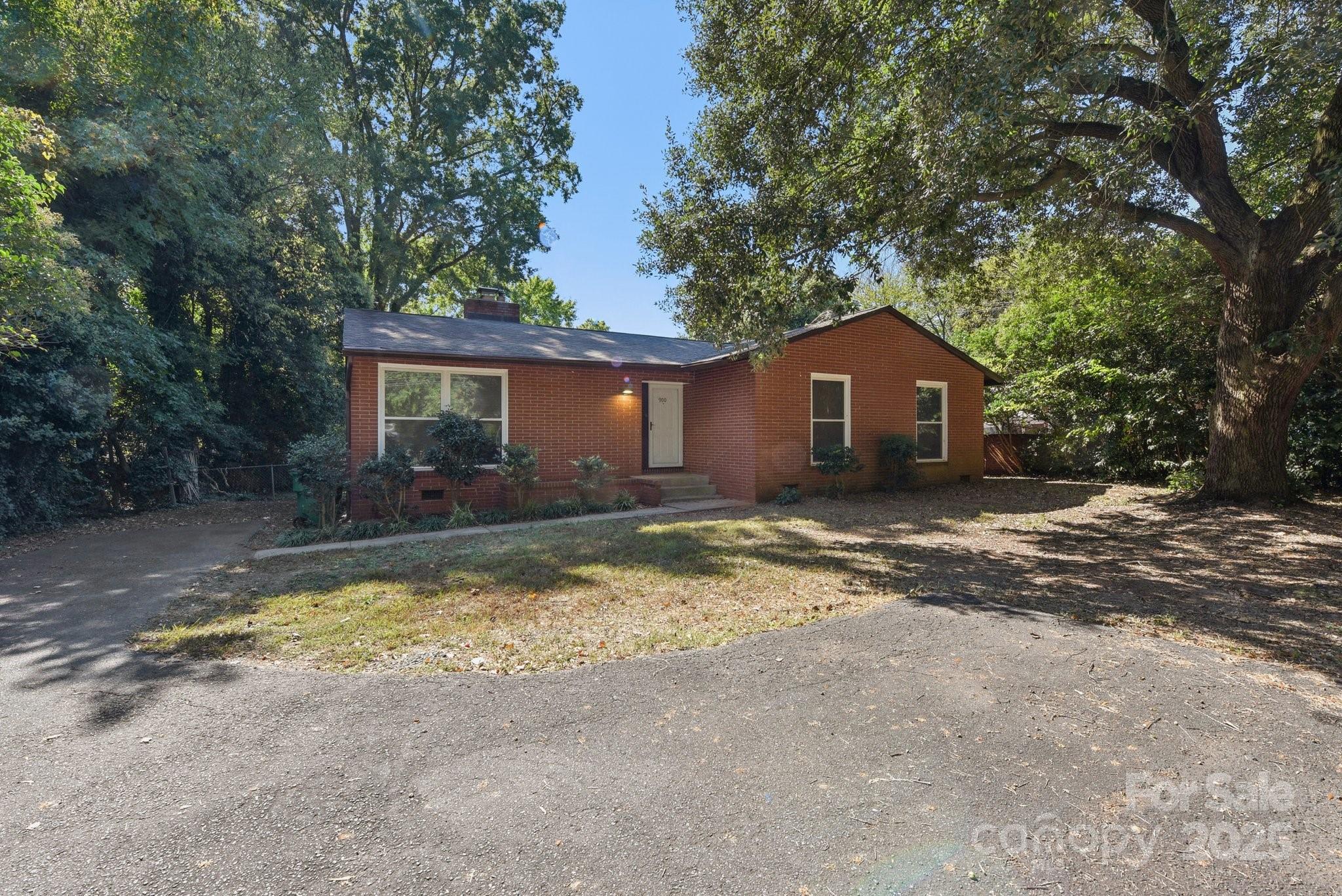 900 E Woodlawn Road