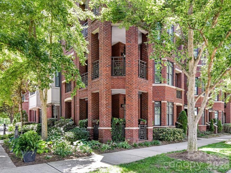 2810 Selwyn Avenue 126