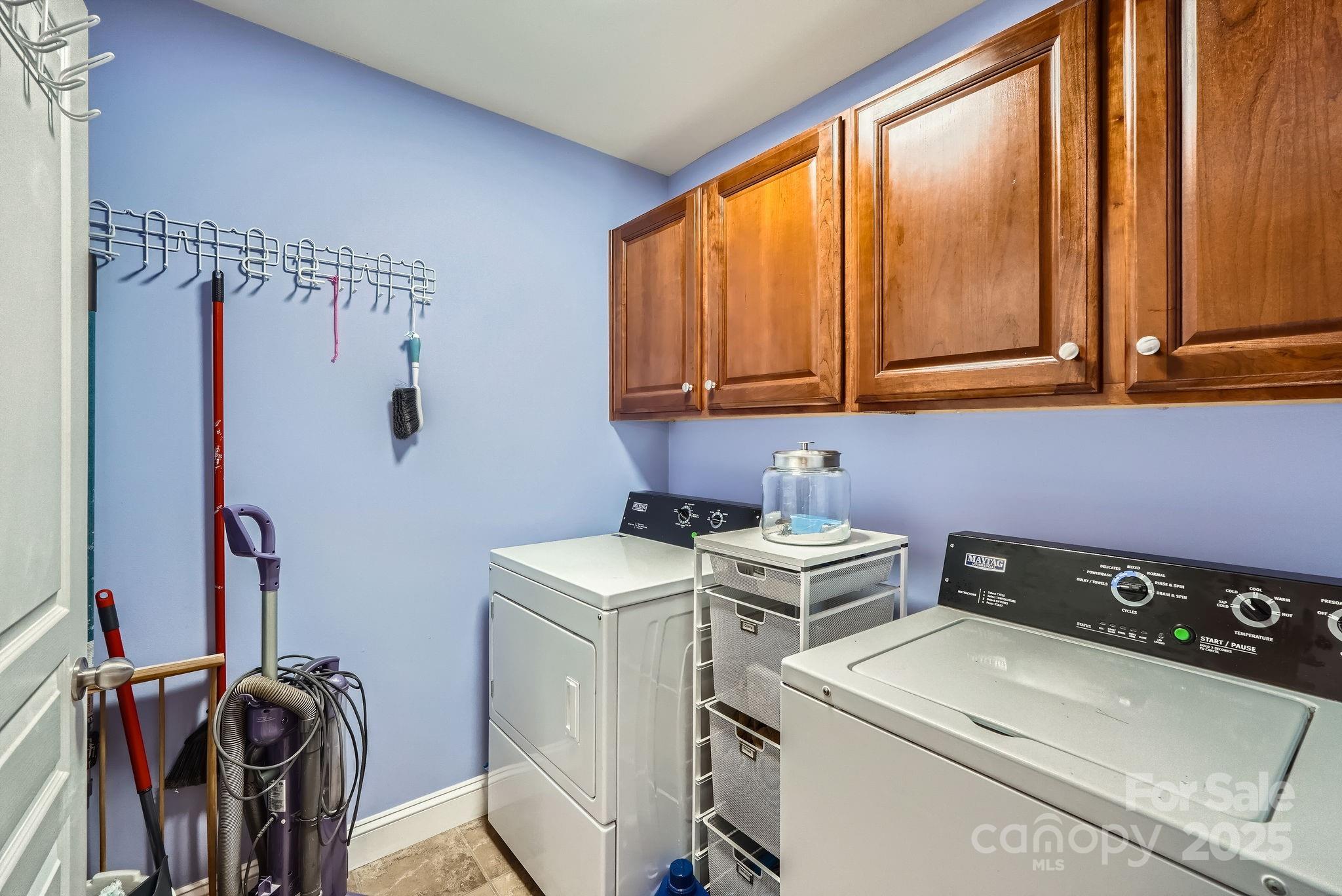 Charlotte, North Carolina 28213, United States, 4 Bedrooms Bedrooms, ,4 BathroomsBathrooms,Residential,Under Contract,112251