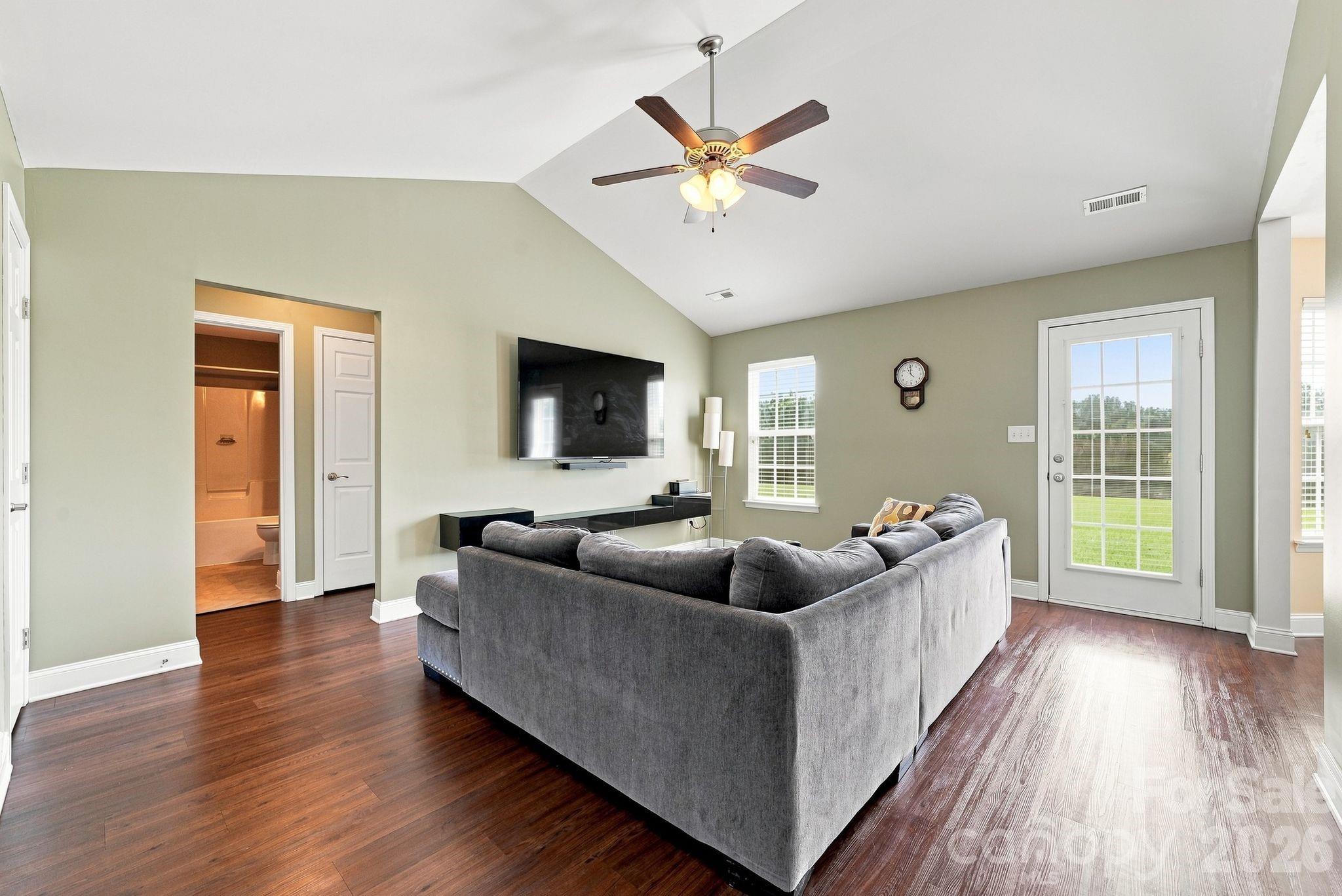 1215 Autumn Cove