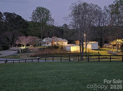Photo of 620 Smith Waldrop Road, Columbus, NC 28722 (MLS # 4379535)