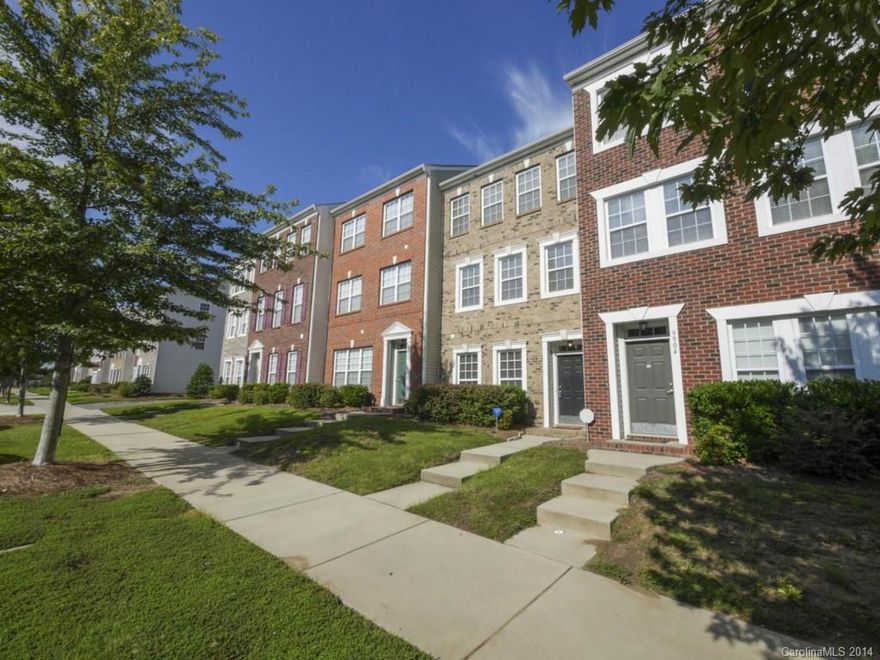 Incredible townhome awaits you! Gorgeous kitchen boasts 42 inch cabinets, recessed lighting, and tile back splash! Master bedroom has vaulted ceiling. Balcony overlooks trees and is accessible through second floor great room. This won't last long! Priced to sell!