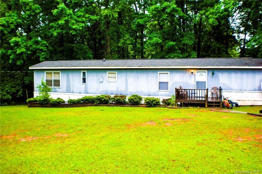 Great investment opportunity! Well kept home on a large lot located in golf course community. Split bedroom floor plan! Schedule a showing today!