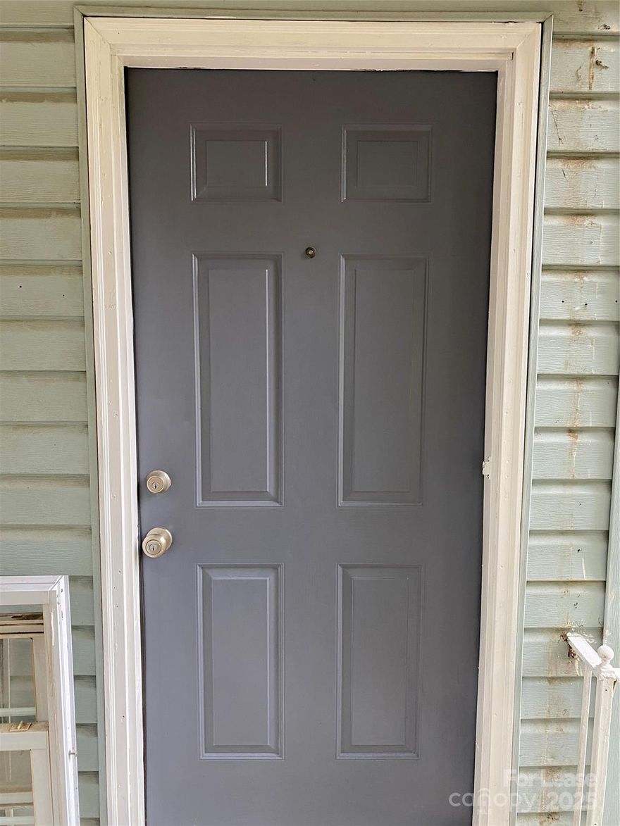 3bd 1ba single family home ready for move in, easy access to uptown, newly refurbished interiors.