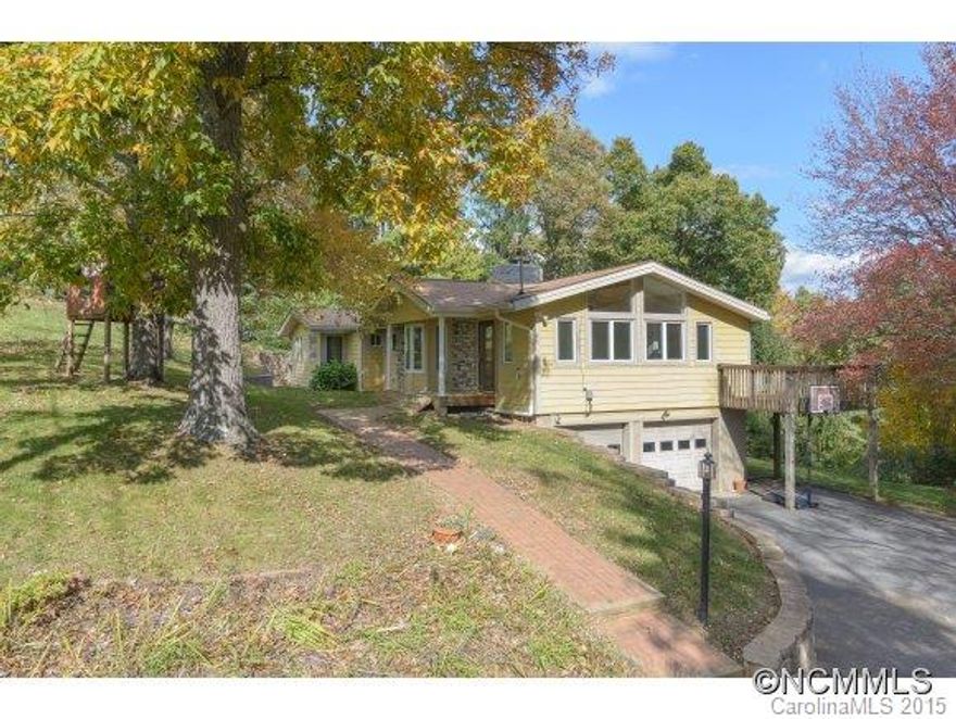 Premier Town Mountain-natural beauty views from private 1.28 acres near top of Sunset Mountain. 2 miles downtown Asheville-4 miles Blue Ridge Parkway & mountain to sea hiking. Spacious 3 bedroom/4 bath. Great room-fireplace, cathedral ceiling, hardwood. New large master bedroom & bathroom. Sunroom. City water +whole house rainwater 1500 gallon purification. 170K+ addition in 2010. Sunny yard to garden, play & pets. Best value great neighborhood!