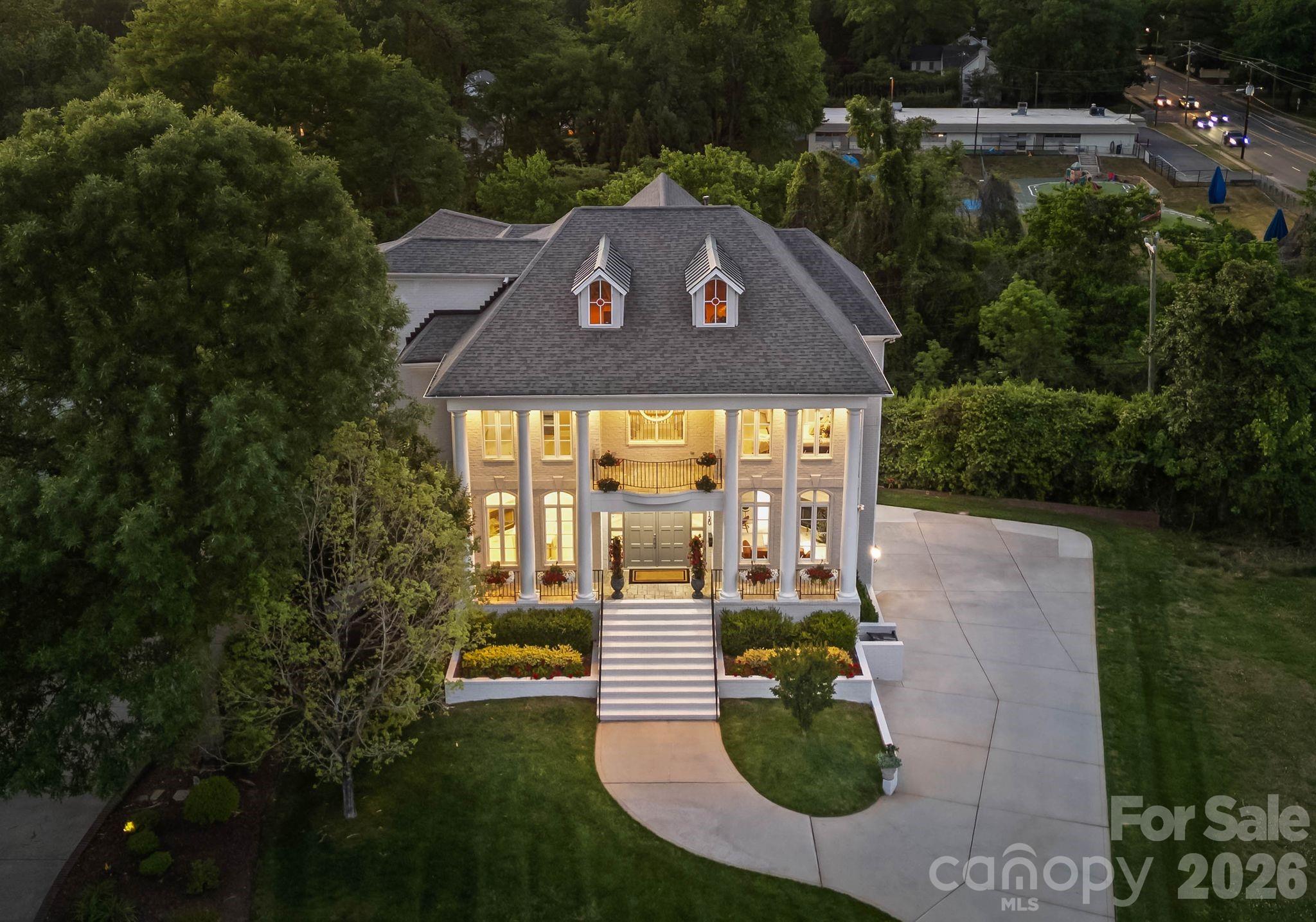 1120 Chollywood Drive