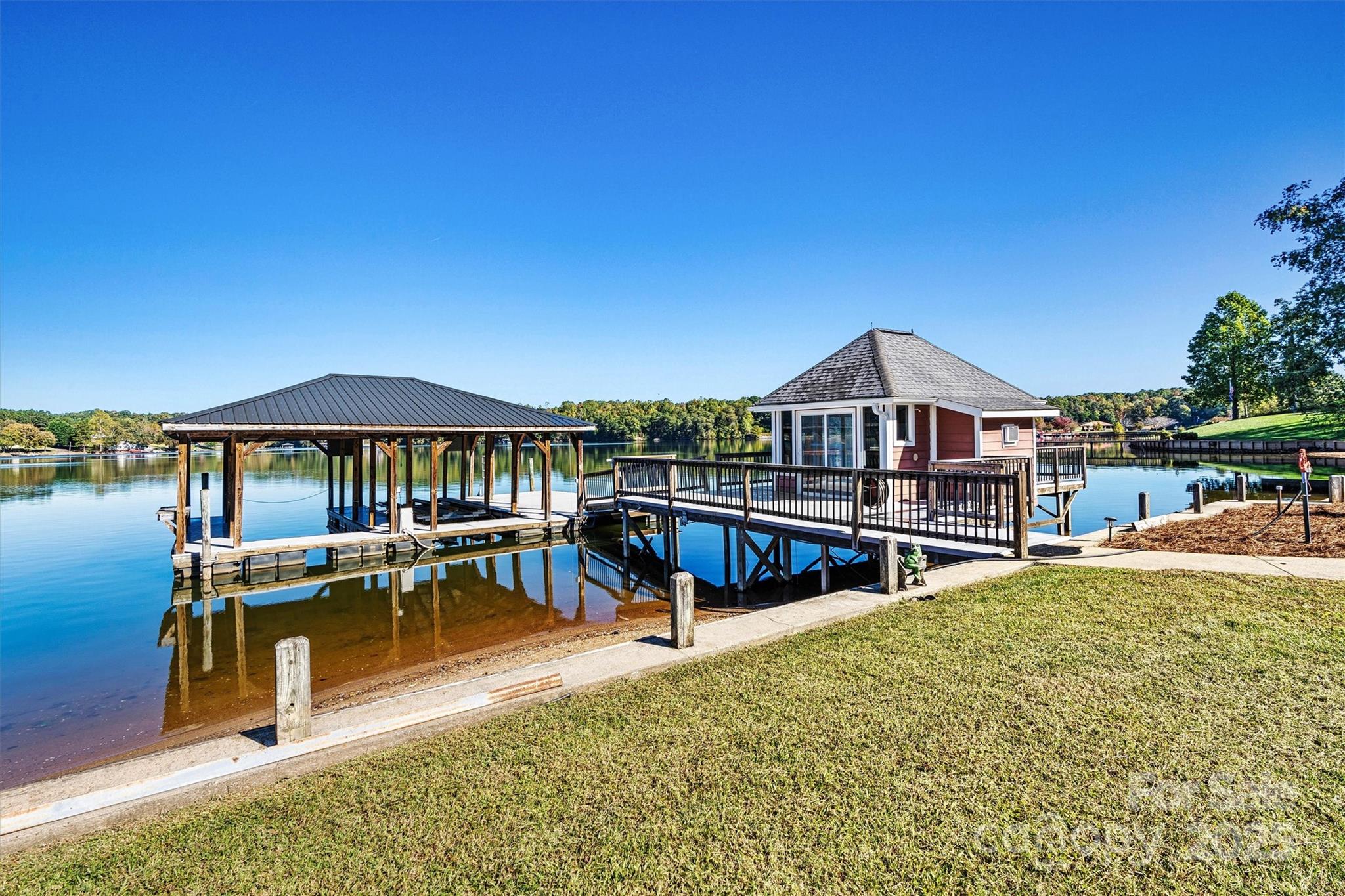 61 Island Pointe Court