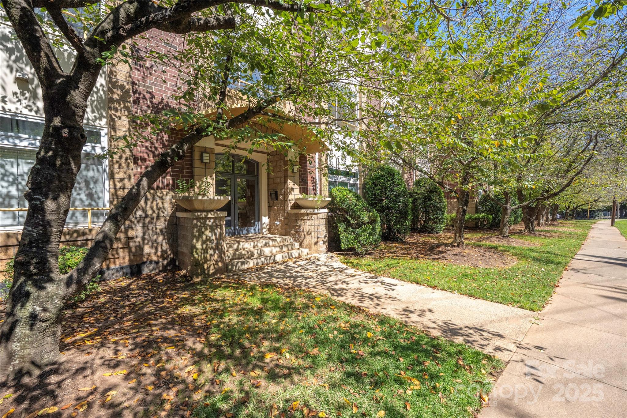 404 N Laurel Avenue 28