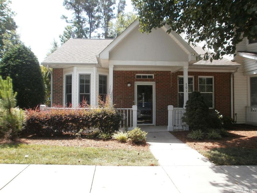 Ranch style end unit. This condo has been painted throughout the inside & professionally cleaned. 2BR/2Ba & fireplace w/gas logs. Located in The Villages at Palmetto. Quiet setting & amenities include clubhouse, pool & tennis court. You can walk to shopping & restaurants. Vacant & ready to move-in.