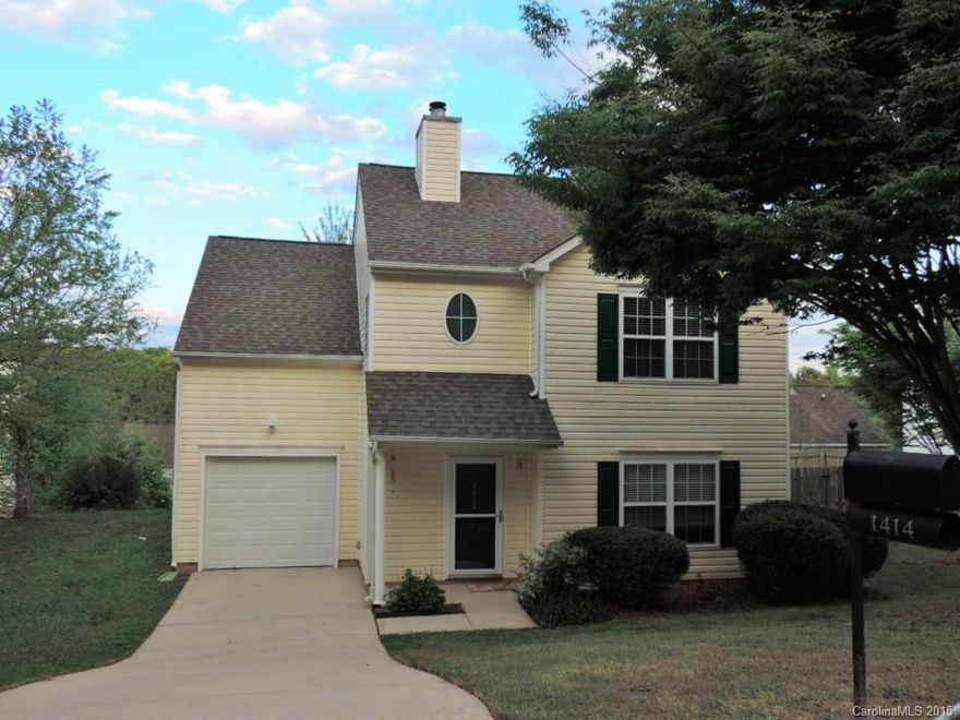 WELCOME HOME! Stunning 4 Bed 2.1 Bath Home in The Desirable Lake Wylie Community of Forest Oaks. Beautiful Flooring- Fenced Yard-Roof Replaced 2011- Master Retreat with Trey Ceiling-Master Bath w/Garden Tub & Separate Stall Shower-Large Secondary Bedrooms w/Vaulted Ceilings.