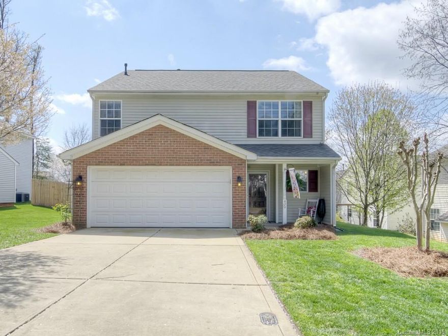 Welcome Home!  This charming home in Lake Wylie definitely won't disappoint!  From the granite counter tops and tile back splash in the kitchen, to the vaulted ceilings in the den and the spacious loft upstairs, this wonderful home is designed for relaxing and entertaining.  As the sun sets, enjoy the fenced in back yard as you sit on the pergola covered patio.  Situated in the quaint neighborhood of Forest Oaks, you'll enjoy all the amenities that Lake Wylie has to offer.