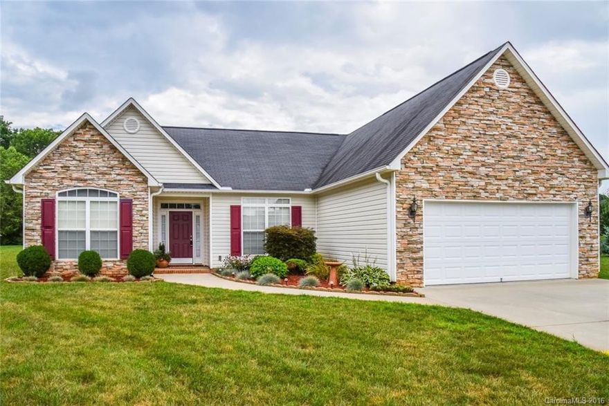 This home feels like new. Smooth flowing open floor plan;lots of natural light. Large master w/sitting area, formal Dining area, custom granite counter-tops throughout, stainless appliances, gas log Fireplace to name a few.  An easy to maintain home in impeccable condition.
HOA includes lawn care & trash pickup. Dbl.Garage,Fenced flat back yard w/room for a garden! Abundant Privacy! Home sits on a flat .40 acre lot; largest in Hadley Park! Great neighborhood,plus at the end of the cul-de-sac.