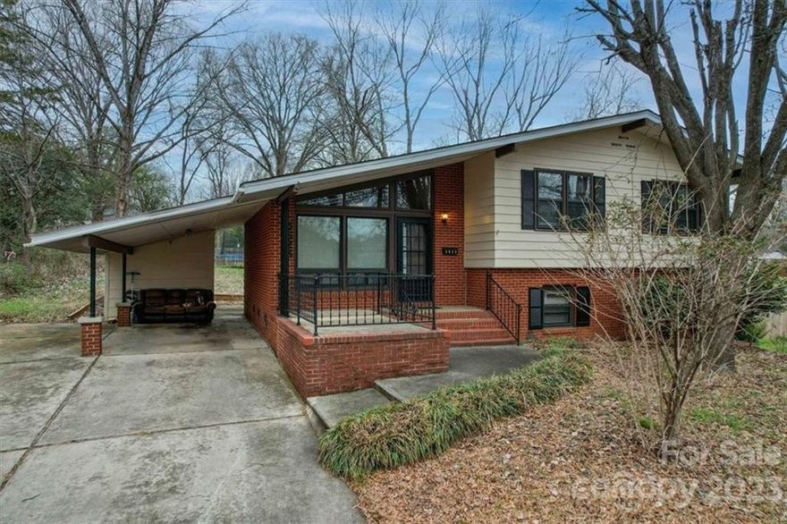 Beautiful split level home with no HOA ! Beautiful kitchen with Medallion custom cabinetry , granite countertops , tile backsplash, stainless steel appliances. Hardwoods throughout the home .Large living room with  Value ceiling ,huge windows for the family to enjoy great time. Covered porch, Carport , workshop and additional storage space . Newer  water heater 2021,HVAC 2016, Furnace 2016 .Very convenient location , close to shopping , I77, Hospital , Airport etc.